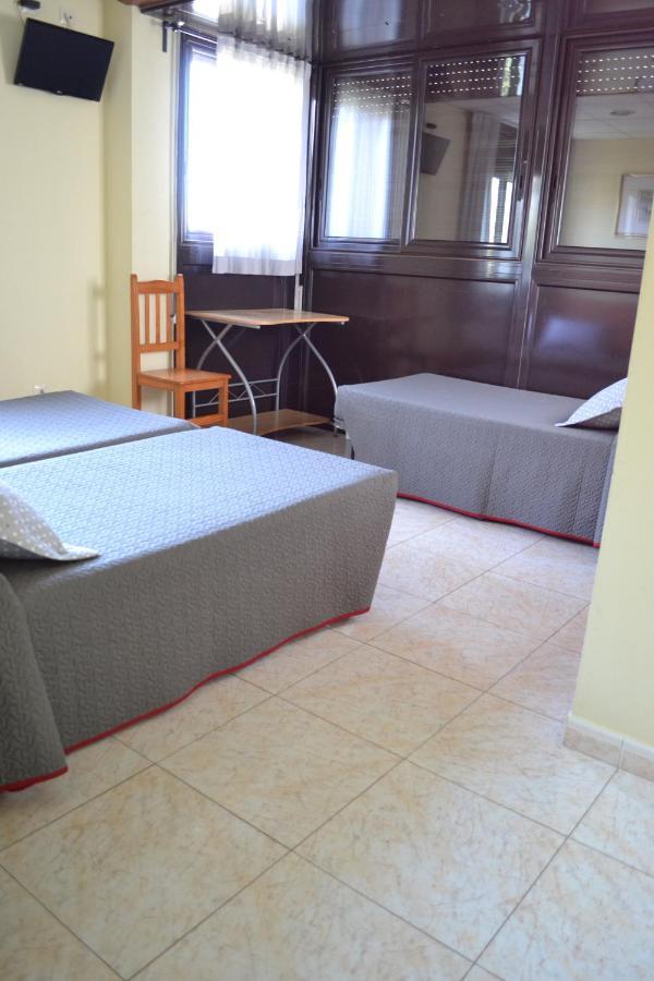 Hostal Bartis Figueres  Pokój zdjęcie